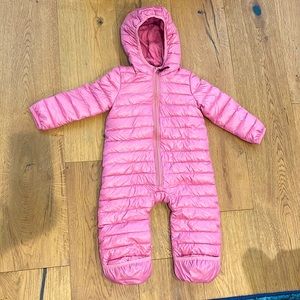 Toddler/baby snow suit 6-12months (runs big) color is pink, baby pink.